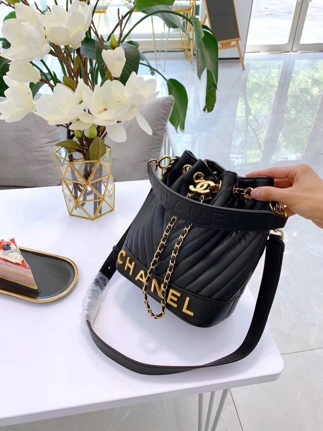 30998 Chanel สะพายข้าง วัสดุตัวกระเป๋าทำจากหนังผสมอย่างดีเย็บลายตัวv รุ่นใหม่ล่าสุด งานจริงหนังนุ่มมากๆ อะหลั่ยสีทอง ด้านหน้ามีlogo chanel ป้ายสวยมาก ปากกระเป๋าเป็นปากรูดเป็นสายโซ่สีทองร้อยหนังมีตัวล็อคlogo chanel มาพร้อมสายยาวเป็นหนังผสมสีเดียวกับตัวกระเ