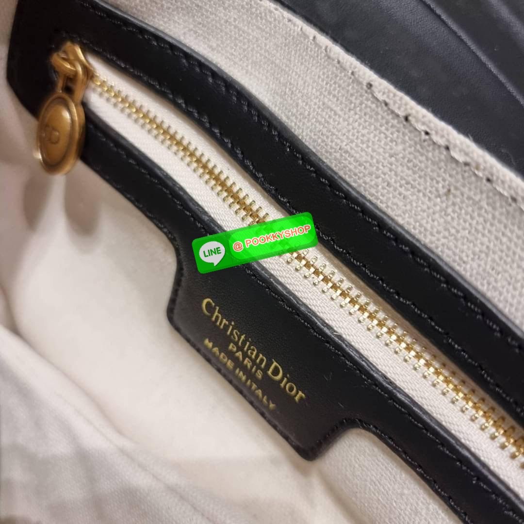 CD SADDLE BAG CALFSKIN กระเป๋าสะพายข้างพรีเมี่ยมกิ๊ฟ ทรงสวยไม่ซ้ำใคร กิมมิคในตัว ดูแพง ไซส์ใหญ่ ดีไซน์ย้อนยุค เป็นเอกลักษณ์สวยทุกแบบ เปิด-ปิดด้วยกระดุมแม่เหล็กซ่อน ใช้งานง่ายมากๆ ภายในเป็นช่องโล่ง มีช่องซิป วัสดุหนังลูกวัวฟอกสี ใส่ของสำคัญได้เลย หมดห่วง ม