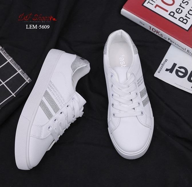 สินค้าพร้อมส่ง รองเท้าผ้าใบนำเข้า วัสดุผ้าหนัง PU ดีไซน์ด้านข้างตาดแถบเส้นกริตเตอร์ เล่นแสงเล็กน้อย แมทง่ายกับทุกชุดค่ะ