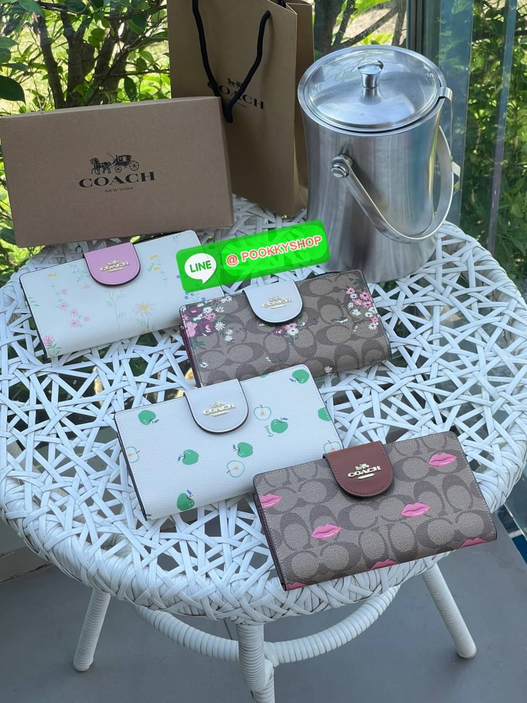 COACH TECH WALLET IN SIGNATURE CANVAS อีกหนึ่ง collection ของกระเป๋าสตางค์ที่ดีไซน์ทันสมัยให้ใช้งานได้แบบครบครัน เป็นกระเป๋าสตางค์ ที่มีช่องสำหรับใส่โทรศัพท์มือถือ ธนบัตร เหรียญ และบัตรต่าง ๆ ใช้งานแบบ2ด้าน เพิ่มความสะดวกสบายด้วยสายคล้องมือ ช่วยให้พกไปไหน