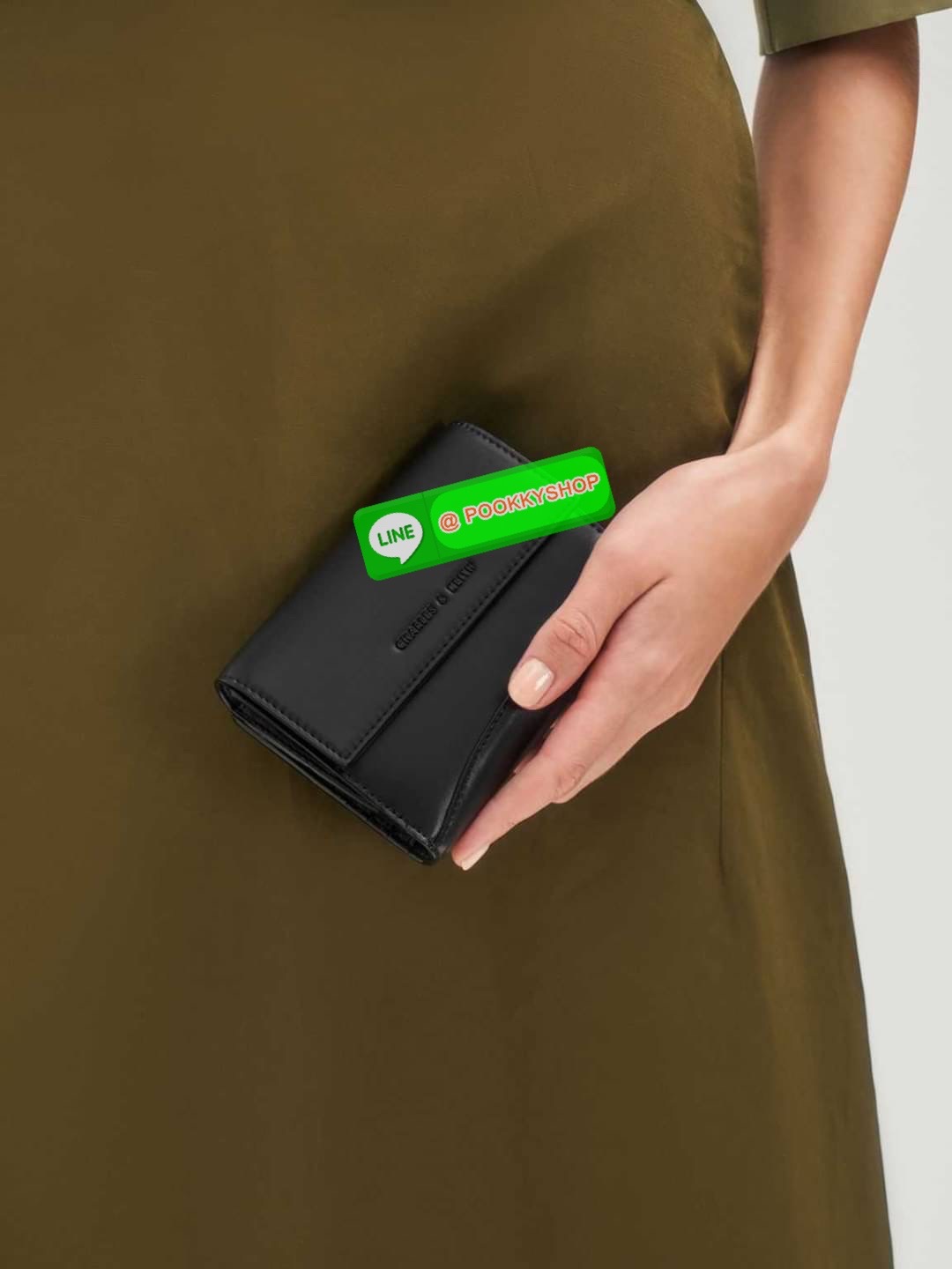 Snap Button Mini Short Wallet กระเป๋าเงินใบกลางหนังเรียบใบสวย จับถนัดมือ เปิดปิดแบบกระดุมแม่เหล็ก เป็นช่องใส่เหรียญ/บัตร และช่องใหญ่ใส่แบงค์เปิดปิดแบบกระดุม มีช่องใส่การ์ด 7 ช่อง และช่องใส่แบงค์ 2 ช่องใหญ่ ใส่แบงค์1000 แบบไม่พับได้เลยค่ะ แนะนำไปใช้กับกระเ