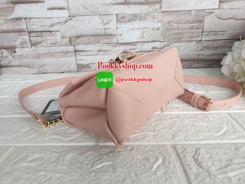 Guess Mini Crossbody Bag กระเป๋าสะพายข้าง Crossbody หนังนิ่มเรียบอยู่ทรง มาพร้อมพวงกุญแจแบรนด์ฝังเพชรสวยหรู ดูแพง พวงกุญแจถอดออกได้ กระเป๋าขนาดกำลังพอดี น่ารัก น่าใช้ค่ะ เปิด-ปิดด้วยกระดุมแป็ก ด้านหน้าติดโลโก้แบรนด์อะไหล่ทอง ภายในโล่ง ซับในผ้าอย่างดี มีช่