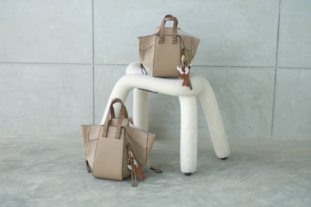 มาอีกรอบละจร้าาา Hammock รุ่นนี้ถามกันไม่เลิก เลยตั้งใจผลิตมาอีกครั้ง สวยๆทุกสี งายดีสวยเนี๊ยบทรงแป๊ะมาก พิเศษ..เลยจร้า แถมฟรี !! ตัวห้อยกุ้งน้อย เพิ่มความโดดเด่นขึ้นไปอีก ... งานนี้รับรองไม่ผิดหวัง ดีเทลรายละเอียดสวยมาก