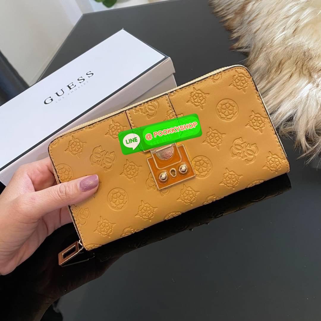Guess Long Wallet กระเป๋าเงินใบยาวซิปรอบ ด้านหน้ามีโลโก้แบรนด์สีเข้ากระเป๋าสวยสะดุดตา รุ่นนี้มีสายคล้องมือมาให้ เพื่อใช้งานง่ายและสะดวกมากยิ่งขึ้น ด้านในมีช่องใส่ธนบัตร ช่องใส่บัตร และช่องซิปใส่เหรียญค่ะ