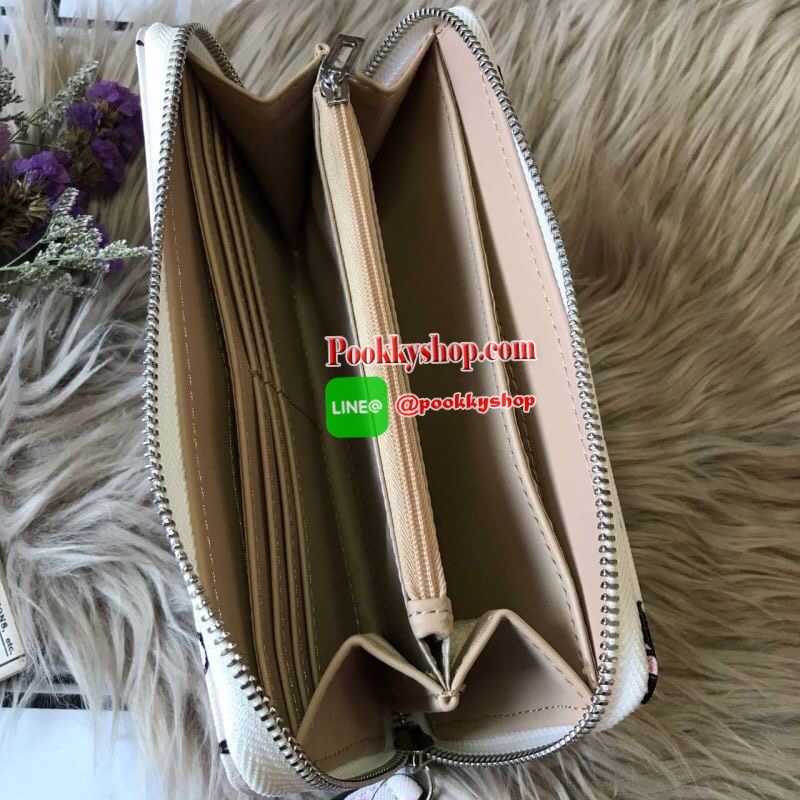 GUESS ABREE PRINTED ZIP-AROUND WALLET กระเป๋าสตางค์ใบยาวด้านหน้าประดับโลโก้แบรนด์นูนสามเหลี่ยม เปิดปิดด้วยซิป ภายในมีช่องใส่บัตร ช่องใส่ธนบัตร มีช่องซิปใส่เหรียญ และมีช่องยาวสามารถใส่บุ๊คแบงค์ได้ค่ะ