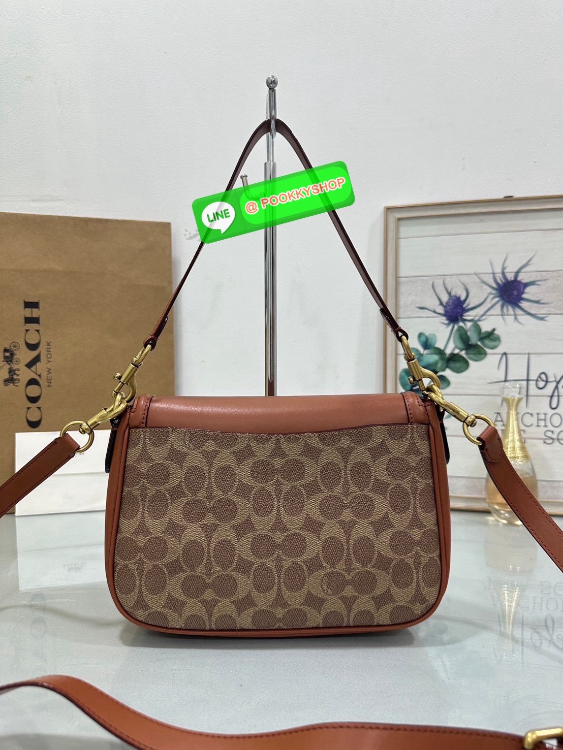 เรียบ หรู แต่ดูแพงแบบไม่ตั้งใจ Coach CU099 – Studio Shoulder Bag รุ่นฮิตสุดมินิมอล ตัว C เล็กหรูบนหนังสีคลาสิค ทรงสวยสะพายได้ทั้งถือไหล่และ crossbody ไม่ว่าจะใส่ลุคไหน… ก็เปลี่ยนเป็นลุคคุณหนูมีคลาสได้ในพริบตา