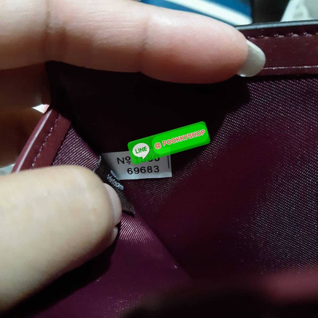 COACH 69683 SMALL WALLET WITH HEART FLOWER กระเป๋าสตางค์ใบสั้น พับสองตอน โทนสีละมุน แต่งเติมสีสันด้วยหัวใจและดอกไม้รอบใบ ดูสวยหรูอย่างลงตัว (รัก)(รัก)(ดอกไม้)(ดอกไม้) เปิด-ปิดด้วยกระดุม ภายในมีช่องใส่บัตร ใส่ธนบัตรได้ทุกขนาด ด้านหลังมีช่องซิปเล็กให้อีก รา