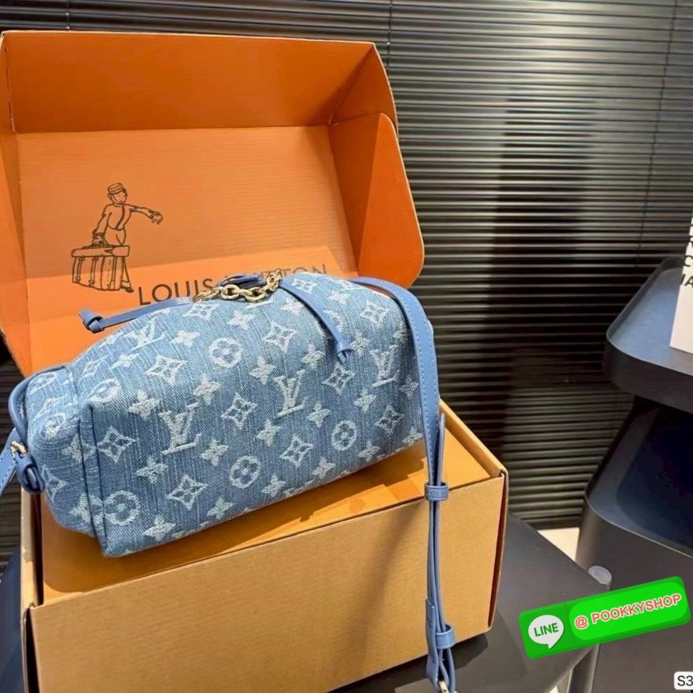 LV Odyssee bag Monogram Denim กระเป๋าสะพายดีไซน์ใหม่งานเดนิมฟอก คอลเลกชันประจำฤดูกาล Pre-Fall 2025 ออกแบบมาเพื่อเชิดชูมรดกล้ำค่าที่สืบทอดจากรุ่นสู่รุ่น ดีไซน์ทันสมัยใช้งานได้ทุกวัน Monogram แคนวาสเป็นเอกลักษณ์ ยกระดับด้วยตัวล็อกสีทองและสายโซ่ตกแต่งแบบถอดอ