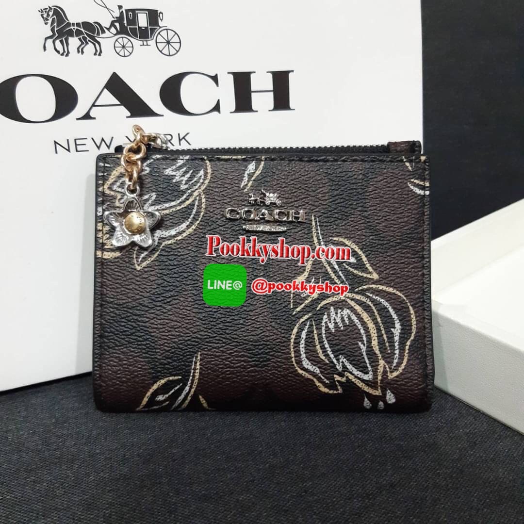COACH 91058 SNAP CARD CASE WITH CRAYON HEARTS PRINT กระเป๋าสตางค์เก็บบัตร ลายปริ้นท์หัวใจเพ้นท์ ♥️ น่ารักน่าใช้ วัสดุหนังแคนวาสเคลือบ เปิด-ปิดด้วยกระดุม ภายในมีช่องใส่บัตร และใส่ธนบัตรได้ พร้อมช่องซิปแยกใส่เหรียญได้อีก พกพาง่าย สะดวก ไม่กินพื้นที่ก
