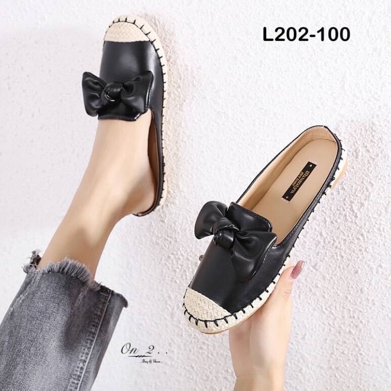 รองเท้าคัชชูหนังเปิดส้นหน้าประดับโบขอบปอถัก งานน่ารัก หนังดีหนังนิ่ม พื้นบุนุ่มใส่สบาย ใส่แล้วสวย สวมสบาย กำลังดี เหมาะกับเท้าทุกทรง มีสีสวย เก๋ ถนอมเท้า ถนอมส้นใส่งานทางการ หรืองานไหนก็ใส่ได้หมดค่ะ