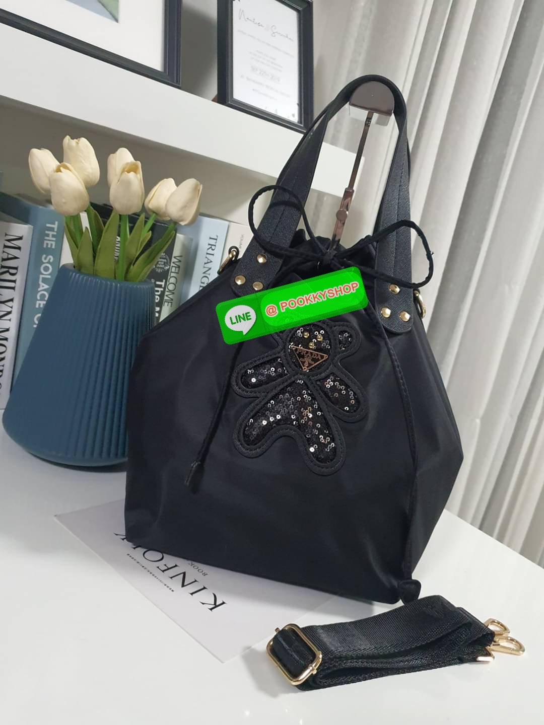 NEW ARRIVALS 2021 ⭐️⭐️ พร้อมส่ง กระเป๋าพรีเมี่ยมกิ้ฟท์ต่างประเทศ จากแบรนด์ Prada กับทรง Bucket Bag ขนาดกำลังดี วัสดุทำจากผ้าไนล่อน ปากกระเป๋ามีสายรูดเปิดปิด ภายในบุผ้าลายแบรนด์ มีช่องซิ ใส่ของแยก ใส่ของได้หลากหลาย ช่องใหญ่คุ้มๆเลยค้า มาพร้อมสายยาวสะพาย Cr