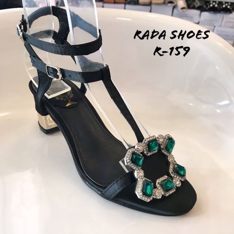 ใครรออยู่ ... ด่วน!!!เลยจ้า สวยถูกมาก... 2019 New Shoes ... รองเท้าโรเจอร์ เพชรเขียว รองเท้า พร้อมส่ง ... รองเท้าแบบใหม่ล่าสุด โรเจอร์เพชรเขียว แบบปังมาก กนะตอบรับใส่สวย สูง 3 นิ้ว งานรัดส้น สายตะข้อเกี่ยว ปรับระดับขนาดได้งานเพชรอลัง สวยสมัยใหม่จ้า