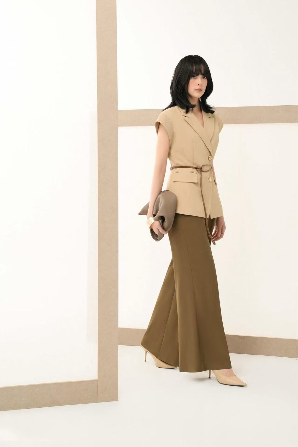 ชุดเซทแฟชั่น Set 3ชิ้น เสื้อ+กางเกง+สายเข็มขัด ดีเทลเสื้อคอปกทรงแขนล้ำโทนสีไอวอรี่