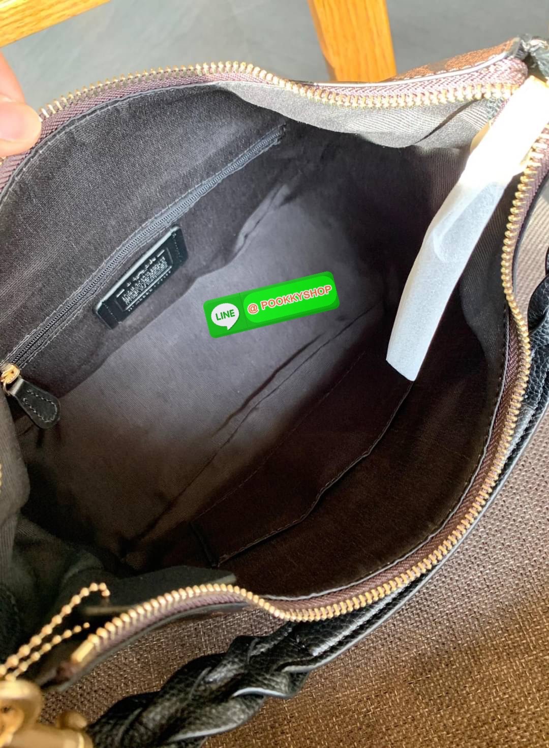 COACH JULES HOBO BAG ((C9189//9190)) 🌍พร้อมส่งที่ไทย! ต้องบอกก่อนว่าหนังรุ่นนี้อย่างดี นิ่มมากๆ สัมผัสแล้วรู้สึกละมุน กับกระเป๋าใบใหญ่ ทรงสวย เปิดปิดกระเป๋าแบบซิปมีหนังห้อยเพิ่มความเก๋ตรงหัวซิปค่ะ ภายในกระเป๋ากว้างมาก ใส่สัมภาระได้ครบครัน หายห่วงเ