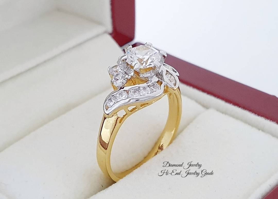 New Arrival !!!!!!! Diamond Ring แหวนเพชร CZ แท้ ดีไซน์สวยหรู ขนาดกำลังสวย เพชรขาวใสมากๆๆๆ เล่นไฟดีเว่อร์ๆ ตัวเรือนชุบทองคำแท้ 5 ไมครอน สีทอง 24K เหมือนทองแท้ ไม่หลอกตาค่ะ ใส่ออกมาเหมือนของแท้มากที่สุดแล้วค่ะ ซื้อไปไม่ผิดหวังแน่นอน
