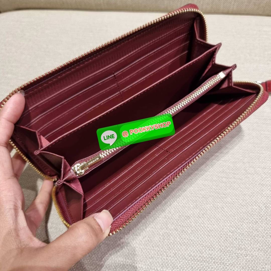 COACH C7360 LONG ZIP AROUND WALLET IN SIGNATURE LEATHER พร้อมเสิร์ฟความเลิศหรู ไม่ต้องรอพรีฯ ใหม่ล่าสุด กระเป๋าสตางค์ใบยาวกึ่งคล้องมือ สีคลาสสิค ขายดี ถือใช้คือขับผิวสุด!! วัสดุหนังแท้ปั๊มลายนูนสวยคม มาพร้อมสายคล้องมือ ถอดออกได้ ภายในใส่บัตรได้เยอะ มีช่อง