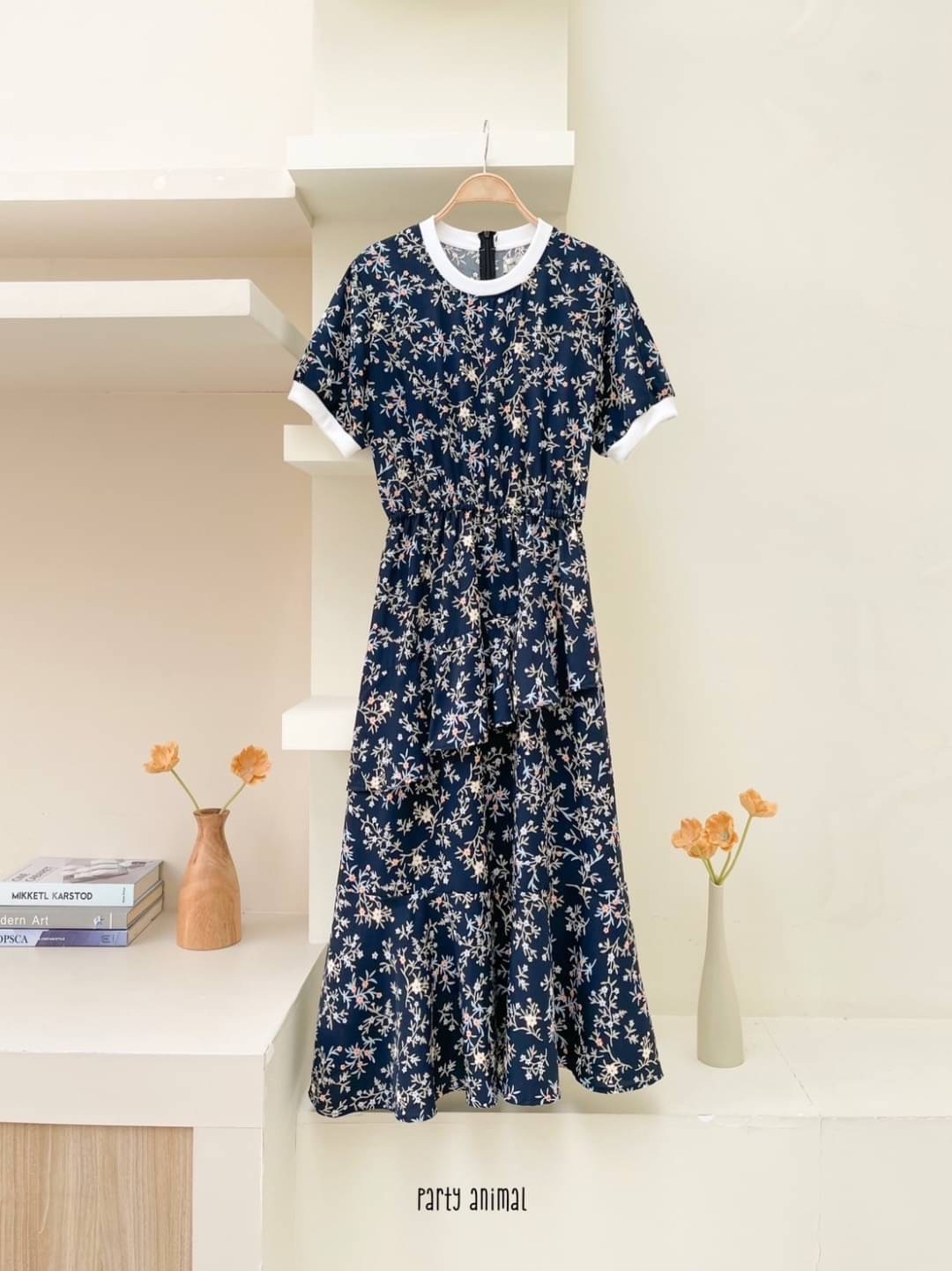 Maxi dress ทรงคอกลมเอวยางยืด ต่อชายกระโปรงหางปลาสวยค่ะ ด้านหน้าดีไซน์แต่งระบายเฉียงเล็กๆช่วงกระโปรง เนื้อผ้าโพลีเอสเตอร์พริ้วๆนุ่มใส่สบาย งานมีซับในกระโปรง ซิปหลัง มาพร้อมเชือกผูกเอวค้า 2ลาย