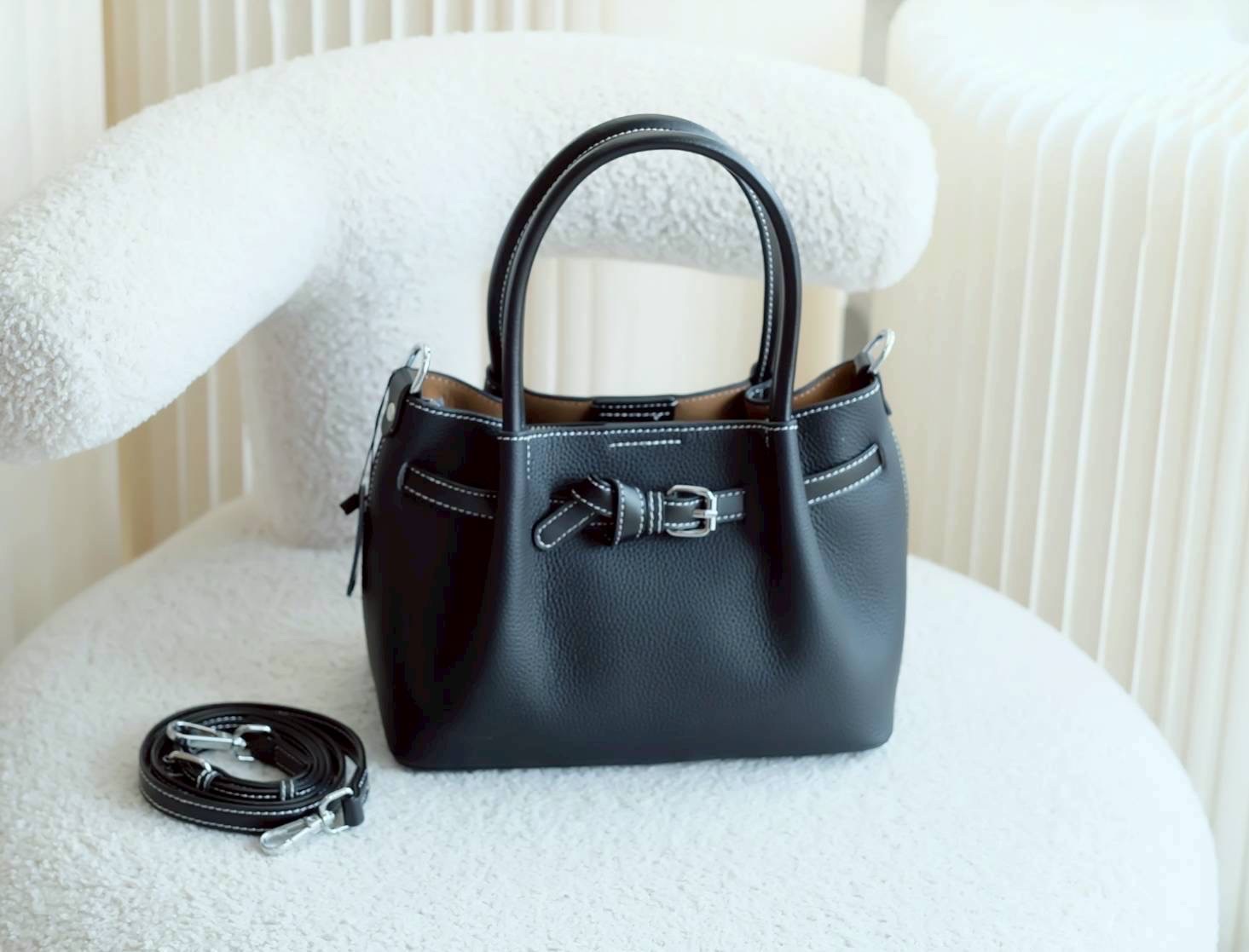 กระเป๋าหนังแท้ทรงtote งานหนังแท้💯 Genuine leather หนังลาย togo รักษาง่าย ใช้งานได้ยาวนาน ขนาดกำลังดี น้ำหนักเบา มีสายสะพายยาว หนังแท้มีความคงทนและสามารถใช้งานได้ยาวนาน เมื่อได้รับการดูแลที่ดี หนังจะมีความนุ่มและยืดหยุ่น แต่ยังคงแข็งแรง นอกจากนี้ ห