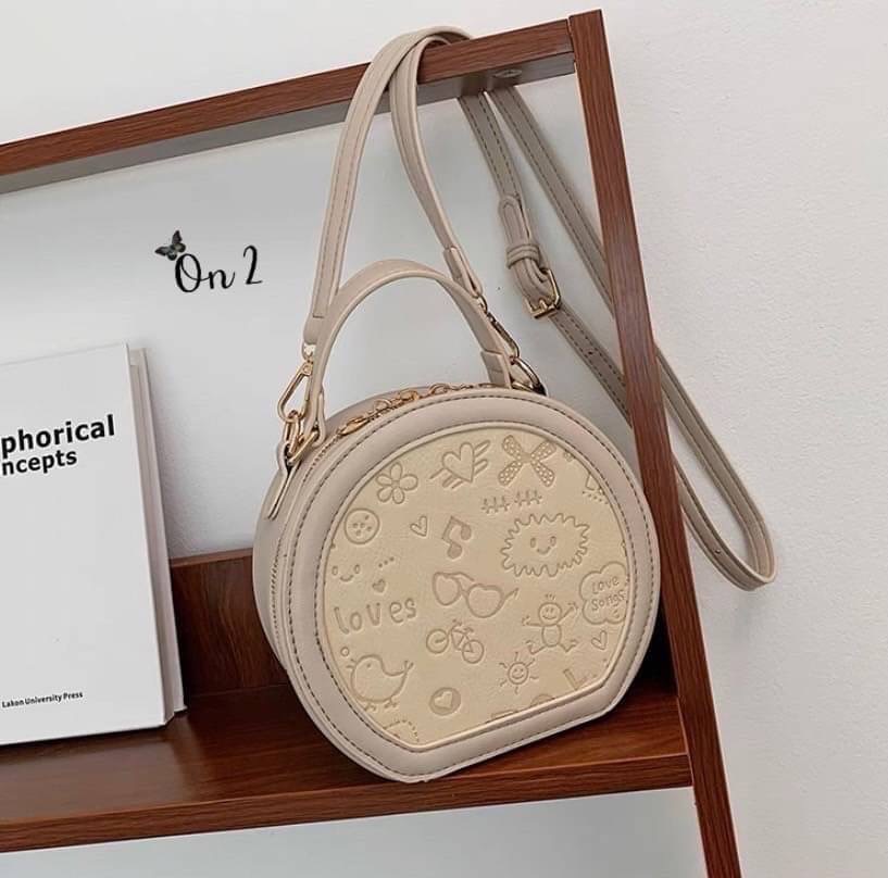 กระเป๋าแฟชั่นทรงกลม สไตล์มินิมอล งานซิปหนังpu อะไหล่ทอง สายสะพายยาวแบบ Cross body ปรับระดับได้ ทรงสวยงานน่ารักมากค่ะ