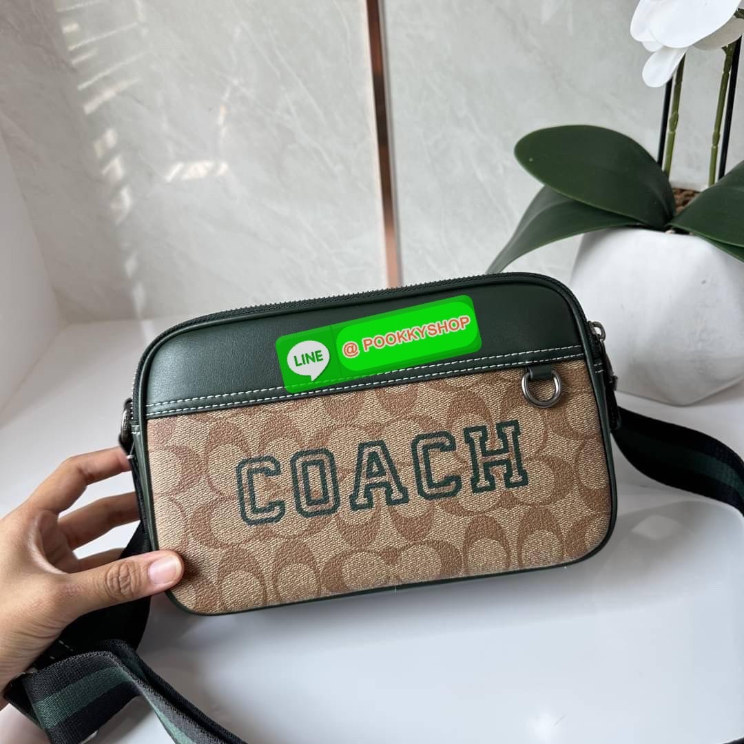 COACH GRAHAM CROSSBODY IN SIGNATURE CANVAS WITH VARSITY MOTIF STYLE (CE638) กระเป๋าสะพายข้างรุ่นUnisex สะพายได้ทั้งผู้ชายและผู้หญิง วัสดุแคนวาสสลับหนังแท้ เปิด-ปิดกระเป๋าแบบซิป มี2ช่องซิป และช่องด้านหลังอีก1ช่อง สายสะพายผ้า ปรับระดับได้ ใส่มือถือได้ทุกรุ่