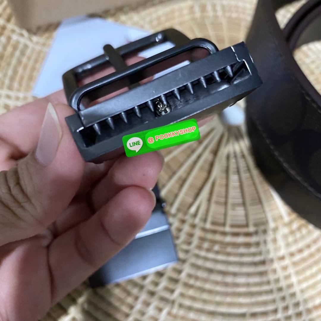 Coach Men’s Belt Double Buckle Double Sided Box Set Belt For Gift Coach Set เข็มขัดสำหรับผู้ชาย ภายในเซทมีสายเข็มขัด วัสดุ PVC 1 เส้น และ หัวเข็มขัด 2 แบบ2สไตล์ หัวเข็มขัดปั้มแบรนด์ รุ่นนี้สามารถหมุนกลับด้านสลับใช้งานง่ายทั้ง2ด้าน สายเข็มขัดปรับระดับได้เจ