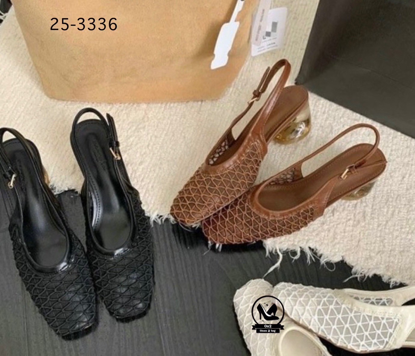 รองเท้าทรงบัลเล่ต์ ส้นสูงรัดส้น สวย หรู ดูดี มีสไตล์ ตอบโจทย์สาว ๆ ที่มองหาความสบายแต่ยังคงความแฟชั่น ด้วยดีไซน์หัวเหลี่ยมและ ส้นแก้วทรงกลม ที่เป็นเอกลักษณ์ ทำให้ดูทันสมัยและโดดเด่นไม่ซ้ำใคร