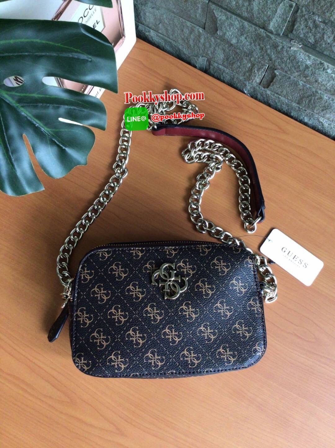 GUESS NOELLE CROSSBODY CAMERA BAG กระเป๋าสะพาย Crossbody รุ่นยอดนิยมหนังเรียบ และ หนังลาย Signature แบรนด์รอบใบ สวยอยู่ทรง ขนาดกำลังดี ด้านหน้ามีโลโก้แบรนด์ เปิดปิดด้วยซิปสะดวกใช้ แบ่งเป็น 2 ช่องซิป ภายในมีโลโก้ซับในลายแบรนด์ ภายในแยกเป็นสัดส่วนใช้งาน ใส่