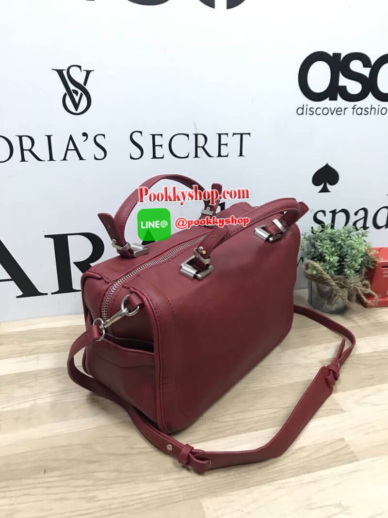 Best seller!!!ZARA SQUARE BOWLING BAG กระเป๋าสะพาย ZARA หนังเเกะเทียมนิ่ม ทรงหมอน มาพร้อมสายสะพายยาว104cm ปรับสายได้ด้วยหมุด3ระดับ ถอดสายได้ หูจับสูง13cmปรับได้ อะไหล่เงิน ภายในมีช่องเล็กหลายช่อง ด้านข้างๆสีทูโทนสามารถใส่ของได้ทั้ง2ด้าน จุได้เยอะ ใช้งานได