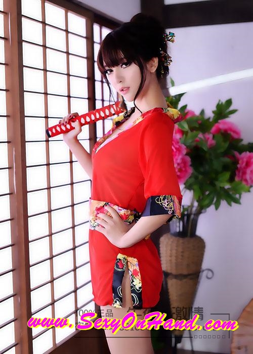 ชุดเซ็กซี่ กิโมโน สีแดงสด แต่งแหวกอก ขอบดำลายซากุระ +สายคาดเอว ลายซากุระ แต่งแหวกขาเพิ่มความเซ็กซี่