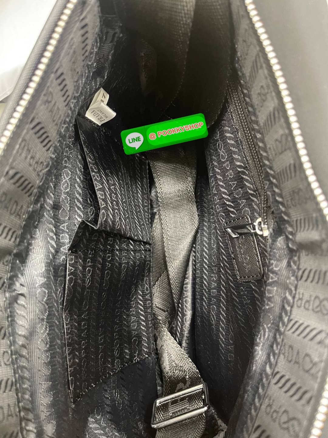 Prada Nylon Crossbody Box Bag พร้อมส่งรุ่นใหม่ New Arrival จากแบรนด์Prada ทรง Messenger ทรงยอดฮิตของคุณผู้ชายเลยค่ะ วัสดุทำจากผ้าNylon อย่างหนา กันน้ำได้คะ มีโลโก้แบรนด์อยู่ข้างหน้า ตัวกระเป๋าอยู่ทรง อะไหล่เงินทั้งใบ ด้านในบุผ้าลายแบรนด์อย่างดี เปิดปิดด้ว