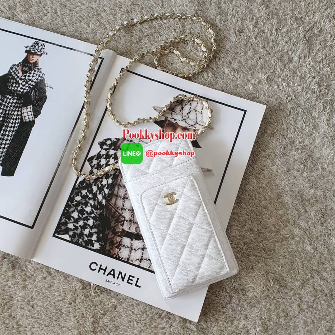 NEW ARRIVAL!! CHANEL VIP GIFT WOC BAG กระเป๋าสตางค์คล้องคอ/ Crossbody ที่กำลังมาแรงมาในตอนนี้ ตัวกระเป๋าเป็นกระเป๋าสตางค์หนังพียูลาย CAVIER อะไหล่ทองทั้งใบ ด้านหน้าใส่ iphone+ ได้ เปิดปิดด้วยกระดุมแม่เหล็ก สามารถใส่บัตรได้อีก4ใบด้านใน พลิกมาด้านหลังมีช่อง