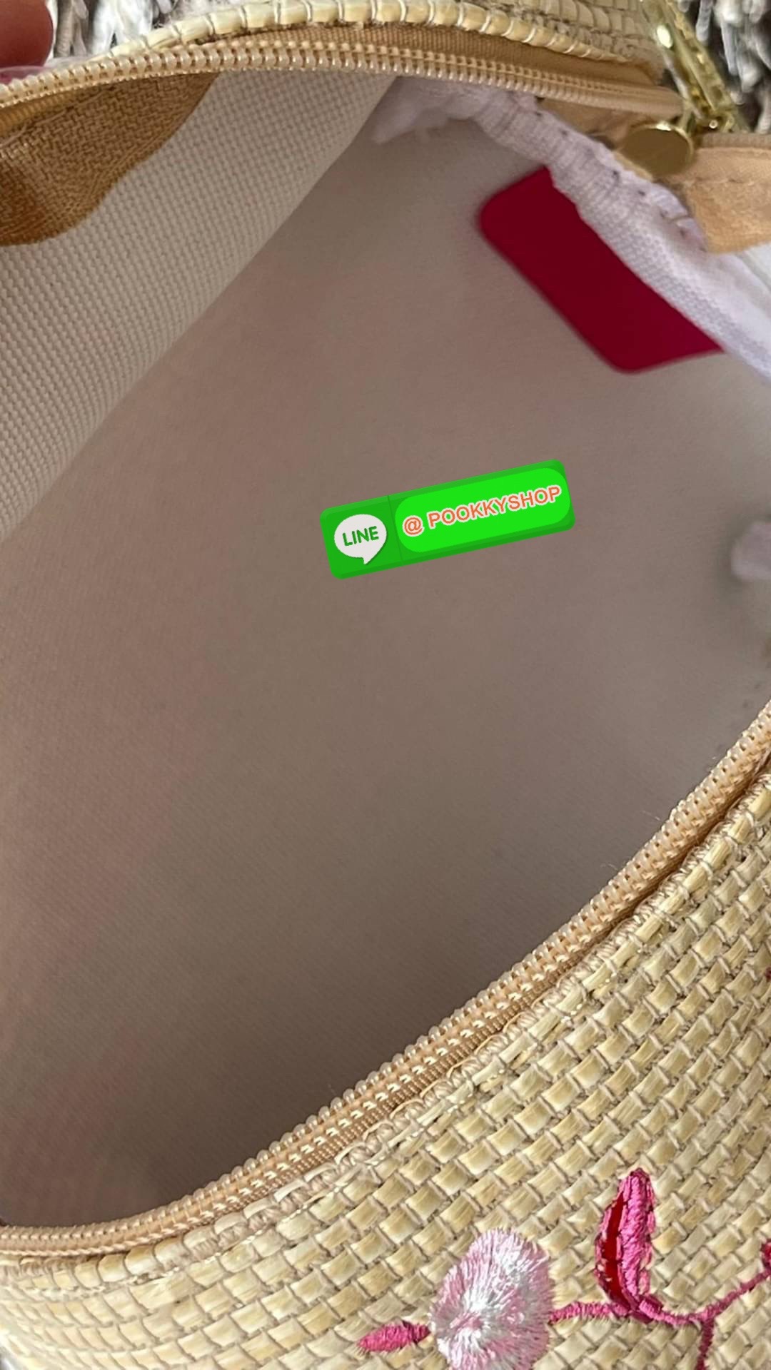 💕 Longchamp vanity xs le panier กระเป๋าสะพายข้างที่ดูเป็นผู้หญิงและไม่คาดฝันใบนี้เป็นเครื่องประดับที่สมบูรณ์แบบในชีวิตประจำวัน มีหูหิ้วและสายสะพาย สามารถถือด้วยมือ สะพายไหล่ หรือสะพายข้างลำตัว Le Pliage เฉลิมฉลองการมาถึงของฤดูร้อนด้วยผ้าใบเอฟเฟกต์