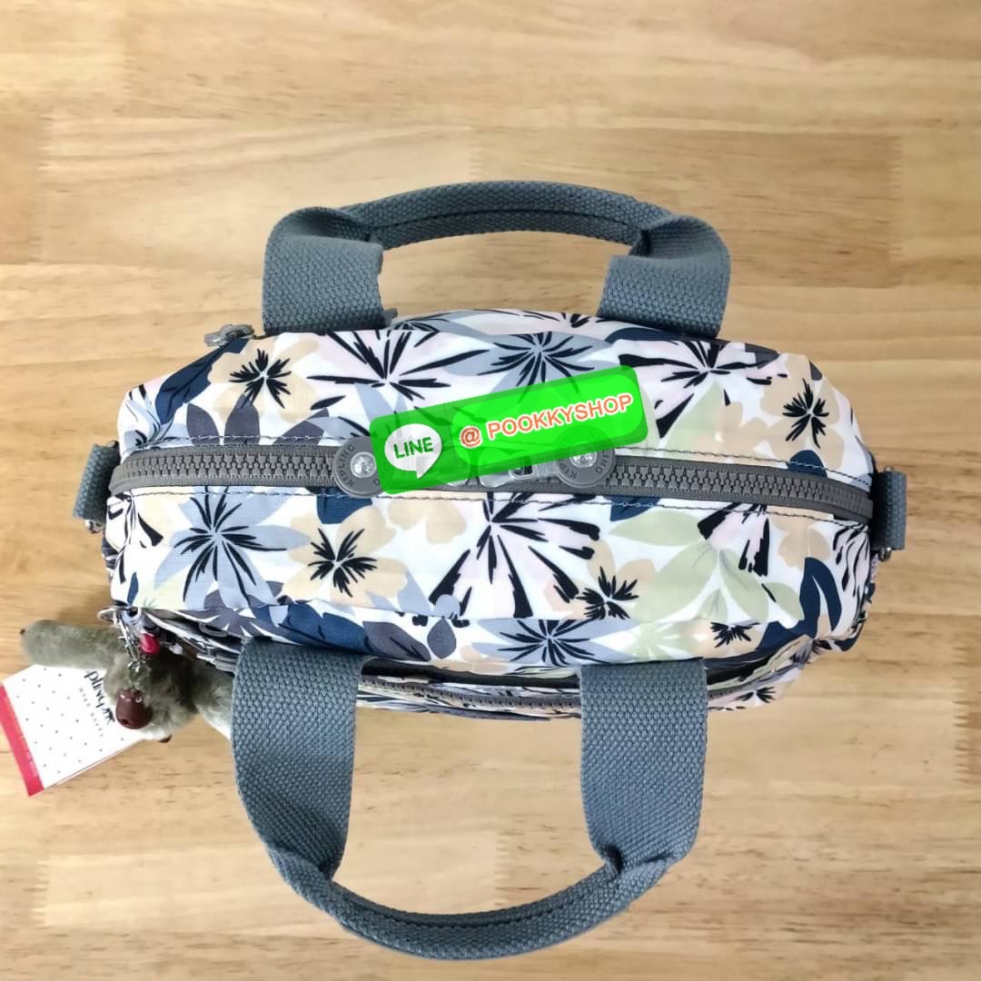 Kipling K1006 Handbag กระเป๋าถือหรือสะพาย วัสดุ Polyester 100% รุ่นใหม่ มีให้เลือกทั้งแบบเรียบ และ ลายน่ารัก มีช่องแยกด้านหน้า 2 ช่อง ช่องหลักโล่งกว้าง พร้อมช่อง pocket แยก 2 ช่อง ใช้งานได้ครบครัน สามารถสตางค์ใบยาวได้ ขนาดกำลังดี จะใช้ทำงาน ไปเรียน หรือ ถ