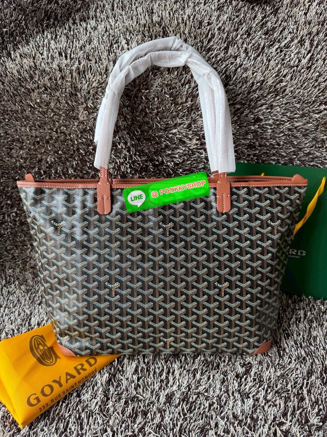 Goyard Artois MM Bag กระเป๋า Artois MM เป็นกระเป๋าที่มีซิปด้านบนเพิ่มคงามปลอดภัย ภายในพื้นที่กว้างเพื่อจัดระเบียบข้าวของของคุณ มันโดดเด่นด้วยฐานด้านล่างทั้งสองมุมเย็บต่อด้วยหนังใช้งานในแบบทางการหรือกึ่งทางการก็ได้