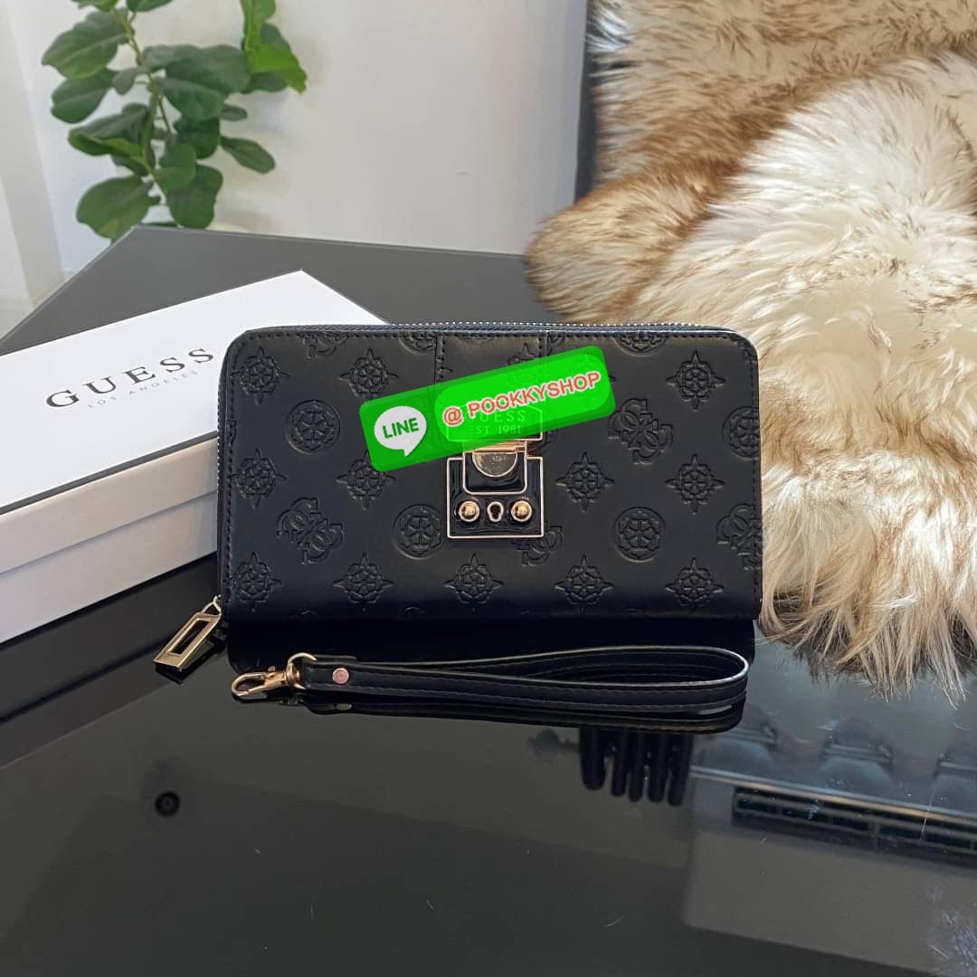 Guess Long Wallet กระเป๋าเงินใบยาวซิปรอบ ด้านหน้ามีโลโก้แบรนด์สีเข้ากระเป๋าสวยสะดุดตา รุ่นนี้มีสายคล้องมือมาให้ เพื่อใช้งานง่ายและสะดวกมากยิ่งขึ้น ด้านในมีช่องใส่ธนบัตร ช่องใส่บัตร และช่องซิปใส่เหรียญค่ะ
