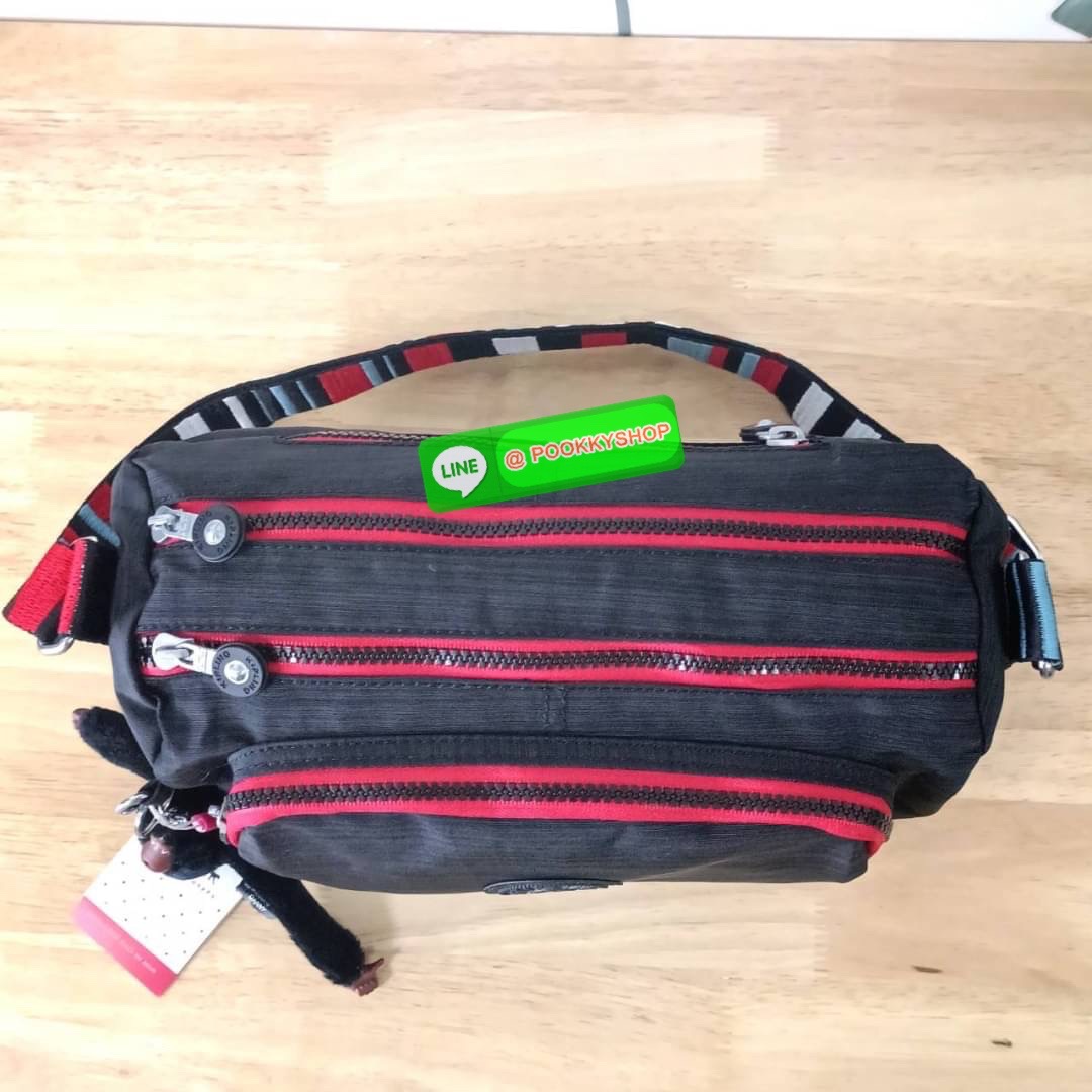KIPLING RETH CROSSBODY BAG ซับในตาราง วัสดุ Nylon +polyester กระเป๋าสะพายข้างหรือ สะพาย Crossbody ได้ ช่องหน้าเปิด-ปิด ด้วยซิป พร้อมช่องแยกบ่อยด้านข้าง ช่องหลัก 2 ช่อง ด้านในโล่งกว้าง สามารถจุสัมภาระได้เยอะ พร้อมช่องซิปหลัง สายสะพายปรับระดับสั้น-ยาว ได้ f