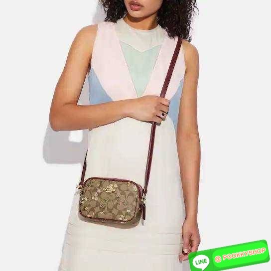 COACH CA719 MINI JAMIE CAMERA BAG IN SIGNATURE CANVAS WITH WILDFLOWER PRINT กระเป๋าสะพายข้าง สวยอยู่ทรง รอบนี้มาในไซน์มินิ ขนาดกำลังดี ดีไซน์น่ารักน่าใช้ ด้วยลายพริ้นท์คละรอบใบ วัสดุหนังแคนวาสเคลือบลาย เปิด-ปิดด้วยซิป ใช้งานสะดวก ภายในเป็นช่องโล่ง พกพาของ