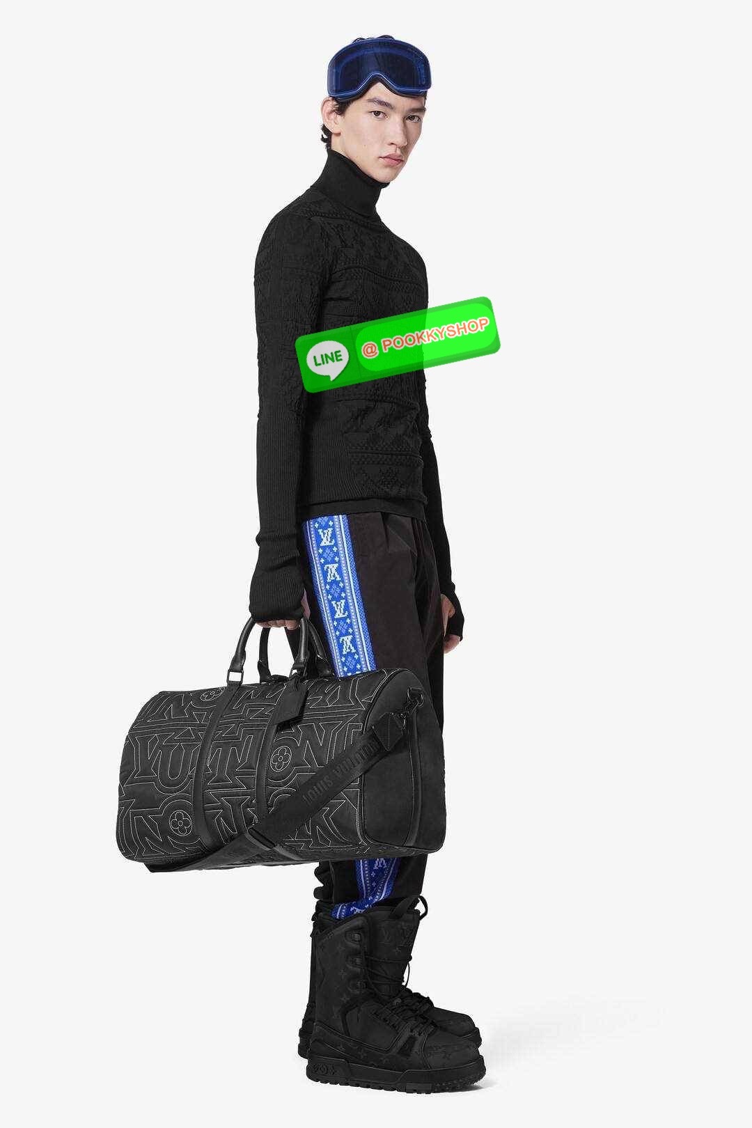 NEW IN LV KEEPALL SNOW BAG ใหม่ล่าสุดกับเวอร์ชั่นใหม่ สไตล์สปอร์ต กระเป๋าเดินทางสุดคลาสสิค ทึ่ใครๆก็เฝ้ารอ ไอเท็มที่จะทำให้การเดินทางไม่ธรรมดาอีกต่อไป ด้วยดีเทลความเป็นเอกลักษณ์ เรียบแต่หรู ดีไซน์ลายปักความเป็นเอกลักษณ์ผสาน ลวดลายโมโนแกรมฟลาวเวอร์ ลงบนผ้า