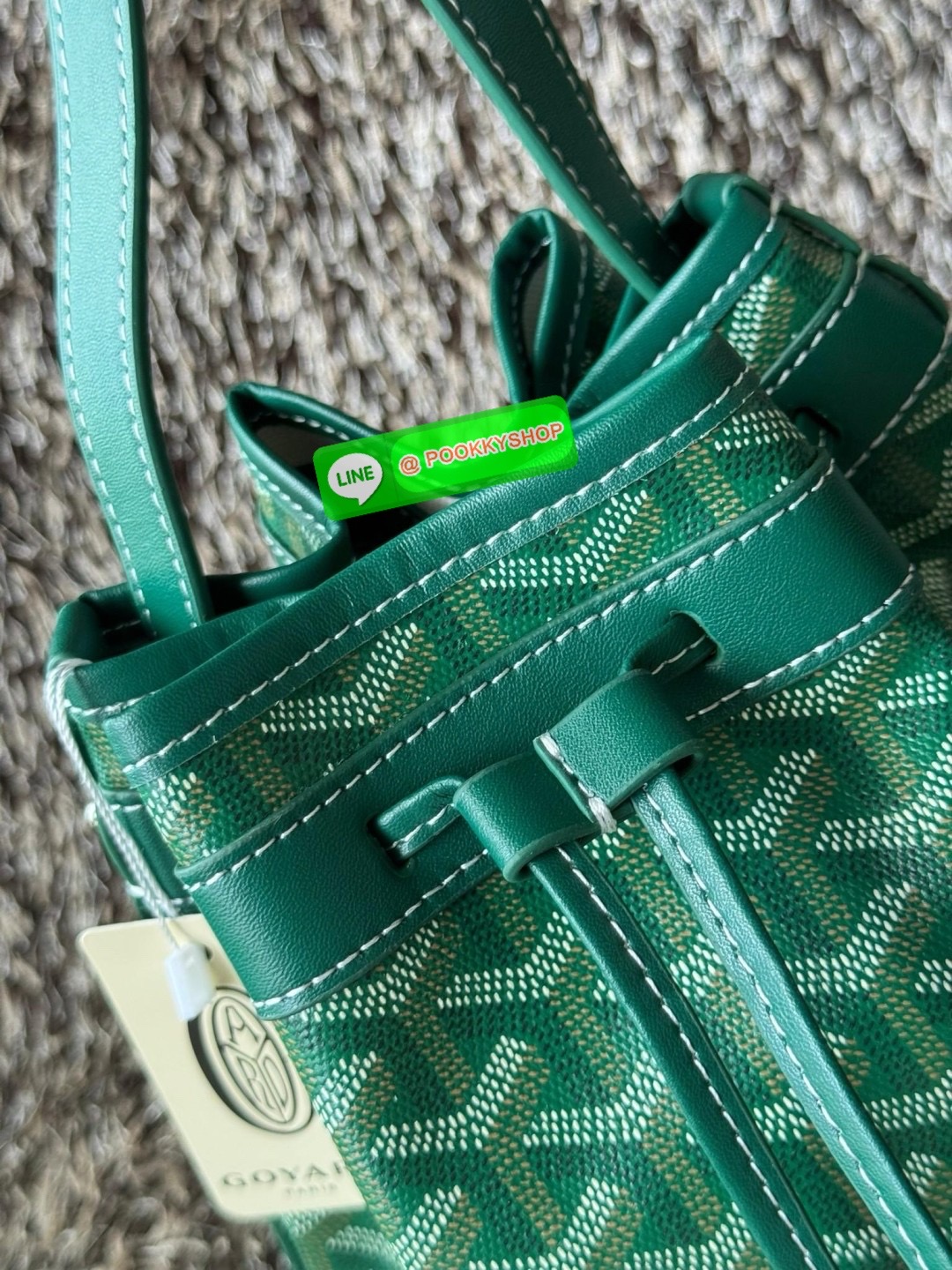 GOYARD PETIT FLOT BUCKET BAG กระเป๋าทรงถังรุ่น Petit Flot เป็น re-issue ของรุ่นดั้งเดิม ด้วยรูปทรงที่ถูกออกแบบมาอย่างสวยงาม ลงตัว เข้ากับทุกการแต่งตัว รวมถึงทันกระแสแฟชั่นทุกยุคทุกสมัย ภายในกว้างจึงสามารถบรรจุสิ่งของได้เยอะจุใจและเก็บของต่าง ๆ ได้อย่างปลอ