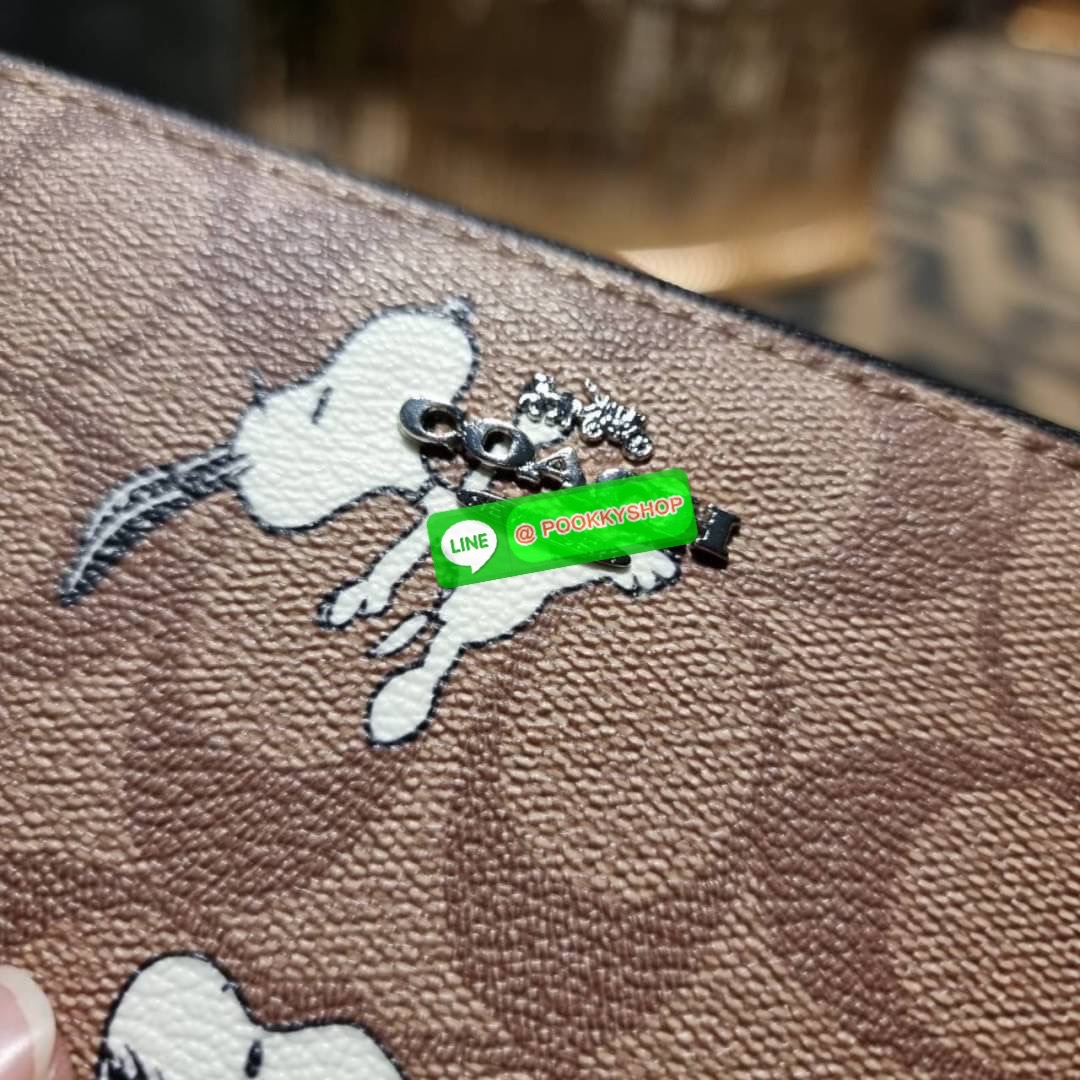 COACH C4596 COACH x PEANUT ACCORDION ZIP WALLET IN SIGNATURE CANVAS WITH SNOOPY PRINT คอลเลคชั่นใหม่ล่าสุด 2IN1 ไปอีก กระเป๋าสตางค์กึ่งคล้องมือ ลายสนูปพี น่ารักน่าใช้ สีคลาสสิค ใช้ได้ตลอดกาลไม่มีตกเทรนด์ วัสดุหนังแคนวาสเคลือบลาย มาพร้อมสายคล้องมือ ถอดออกไ