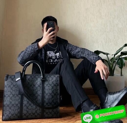 COACH GRAHAM ZIP BRIEF (CE439) 🔖กระเป๋าใส่โน๊ตบุ๊คใส่เอกสารใบใหญ่ 🔖วัสดุ:หนังแท้ทั้งใบ 🔖เปิดปิดด้วยซิป ภายในกว้าง มีช่องย่อยใส่ของจุกจิก ช่องใส่บัตร ใส่เอกสารและของสำคัญได้เยอะ 🔖สายสะพายสามารถถอดออกและปรับระดับได้คะ
