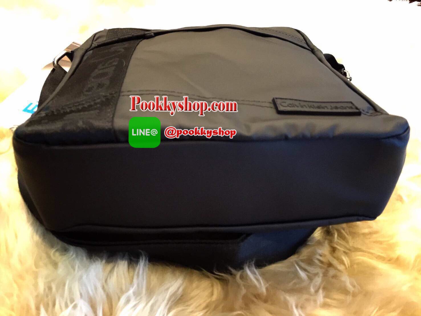 Restock! "CALVIN KLEIN" JEANS CROSSBODY BAG (Size L) กระเป๋าสะพายรุ่น Limited Edition จาก Calvin Klein Jeans วัสดุ Nylon + Polyester 100% คุณภาพดีเนื้อนิ่มน้ำหนักเบา กันน้ำ ด้านหน้ามีโลโก้ Calvin Klein Jeans พร้อมช่องซิป1ช่อง เปิดปิดด้วยซิปสะดวก