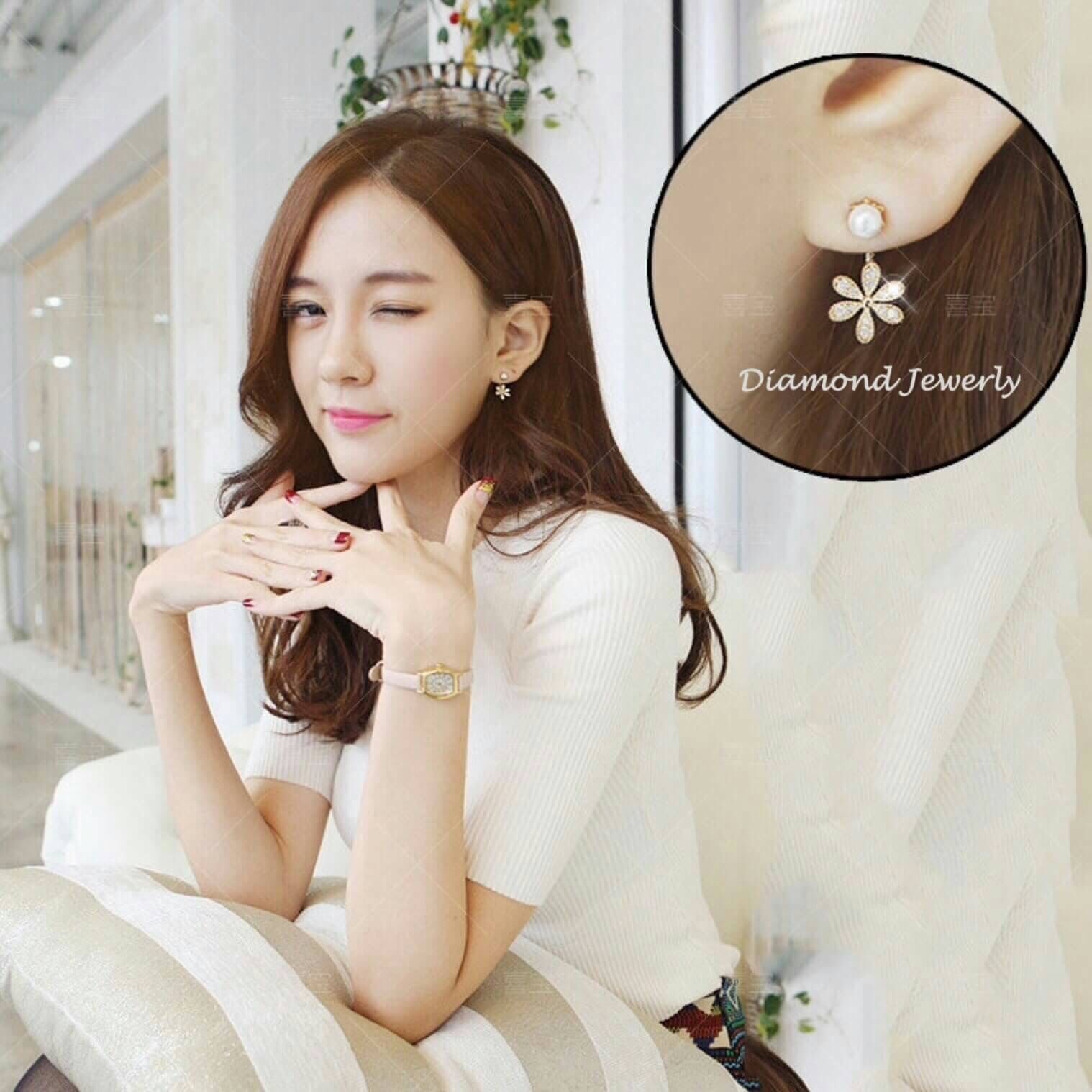 New Arrival !!!!!! ต่างหูดอกไม้ประดับมุก งานเพชร CZ แท้ งานสวยมาก รุ่นนี้สวยฟรุ้งฟริ้งมากๆนะคะ ใช้เพชรเกรดดี ดีไซส์สวยเก๋ค่ะ งานแนวจิวเวอรี่ จัดกันเลยค่ะ มาน้อยสวยเยอะน้าา เพชรละเอียดวิ้งมากกกกกๆๆๆๆ ค่ะ