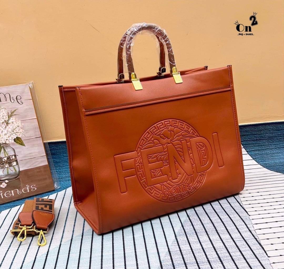 FENDI Shopping bag FENDI ทรง shoppingใบใหญ่ อะไหล่สีทองหรูหรา ใช้งานได้ทุกลุค เกรดงานสวย งานชนชอป ใช้ได้ Everyday Look เลยค่า