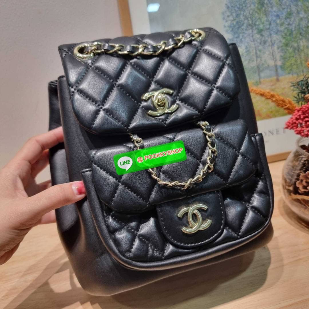 Hot item! Chanel duma backpack กระเป๋าเป้ ไซส์น่ารัก ไอเท็มยอดฮิตจากเคาน์เตอร์ dutyfree รูปทรงทันสมัย วัสดุหนังแกะสัมผัสนิ่ม ดีเทลความสวยมากมาย ทั้งสายรูดเก็บปาดกระเป๋า หรือจะช่องเปิดด้านหน้า ก็ดูหรูไปหมด ภายในโล่งกว้าง ใส่ของสำคัญได้ครบ สายสะพายปรับได้ตา