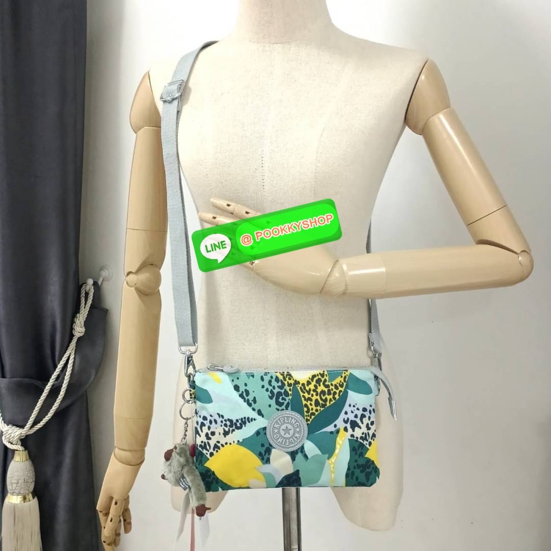 KIPLING Creativity X Crossbody Bag กระเป๋าสะพายวัสดุ Nylon&Polyester 100% ขนาดกำลังน่ารัก เปิดปิดด้วยซิป มา พร้อมพวงกุญเเจลิงน้อย ด้านในมีช่องใส่ของ2ชช่อง เพิ่มตรงกลางมีช่องซิปอีก1ช่อง มีสายคล้องพวงกุญแจ ใส่ของได้จุมาๆเลยค่ะ มีสายสะพายยาวเลื่อนปรับระดับได