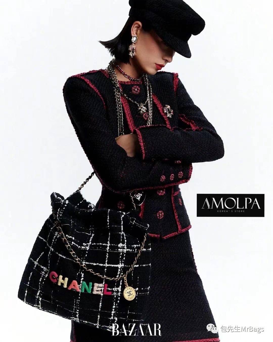 มาต่อที่ ACCESSORIES กระเป๋า CHANEL 22 HANDBAG สวยตาแตก ปังสุดๆ ในคอลเล็คชั่นล่สสุด Spring Summer 2022 กระเป๋าที่ตอบโจทย์การใช้งานของสาวๆ เรียกว่า every day bag ก็ได้น้าา รูปทรงสี่เหลี่ยม ดีไซน์เรียบง่าย แต่ยังคงความหรูหราด้วยวัสดุผ้าทวิต ปักตัวอักษร CHAN