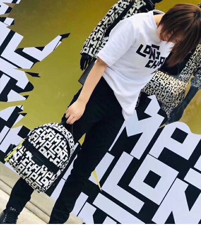 LONGCHAMP LE PLIAGE LGP BACKPACK รายละเอียด • วัสดุ: ผ้าใบ • อะไหล่: นิกเกิล • ตัวกระเป๋า: ผ้าใบโพลีอะไมด์เคลือบด้านใน • ตกแต่ง: หนังวัว รายละเอียดภายนอก • การปิด: ด้วยซิป • สายสะพาย: เลื่อนปรับระดับได้ • ช่อง: 1 ช่องซิป ภายใน • ช่องใส่ของ: 1 ช่อง ช่องด้า