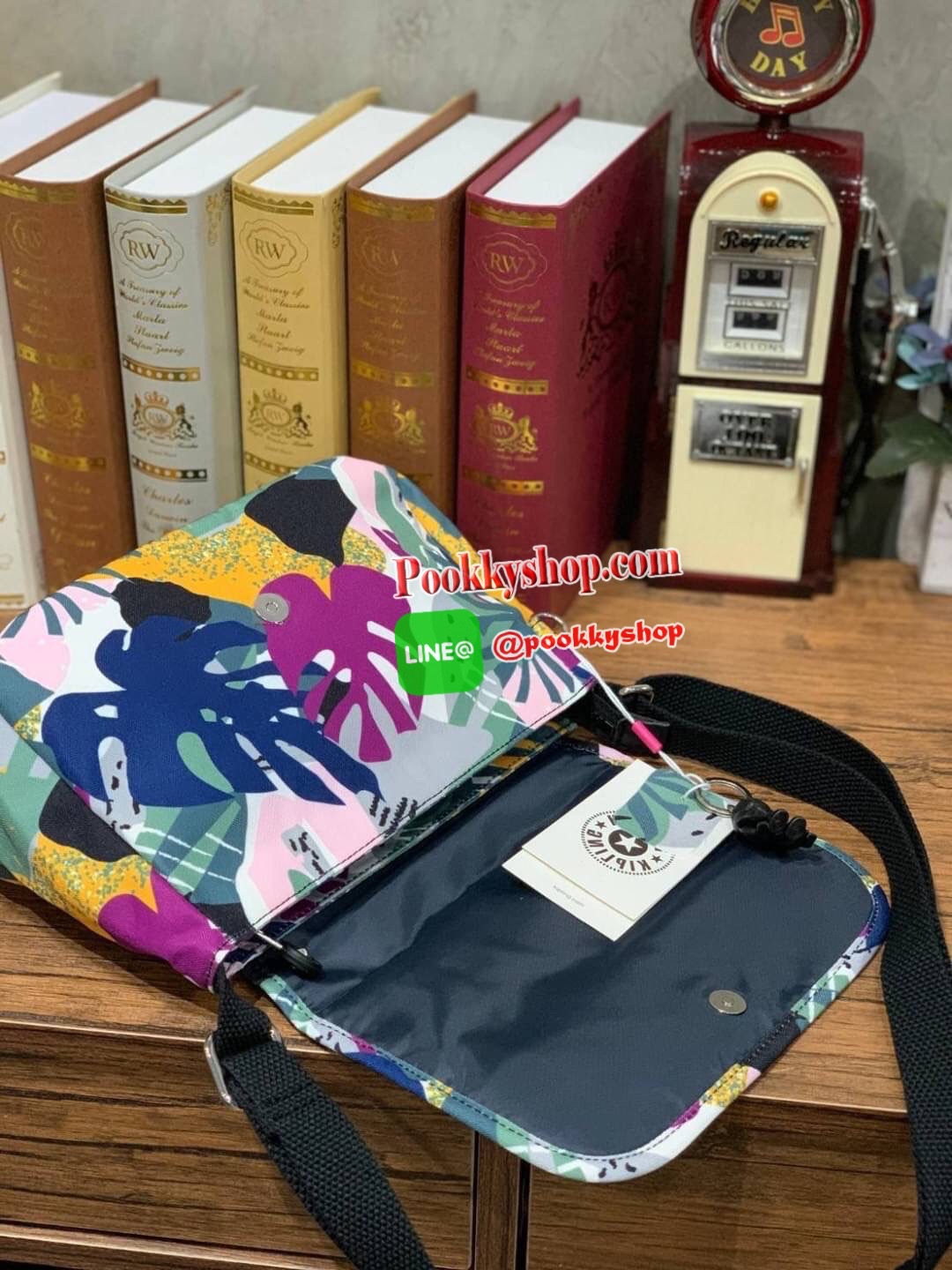 KIPLING SABIAN PRINTED CROSSBODY MINI BAG คอลเลคชั่นใหม่จากpac-man สำหรับสาวๆที่ชื่นชอบกระเป๋าสะพายข้าง ขนาดกำลังดี สะพายได้ทั้งสายคู่และสายเดี่ยว เปิดปิด2ชั้นด้วยกระดุมแม่เหล็กและซิป ภายในกว้างใส่กระเป๋าสตางค์ยาว มินิไอแพคและของจุกจิกอื่นๆได้ สายสะพายปรั