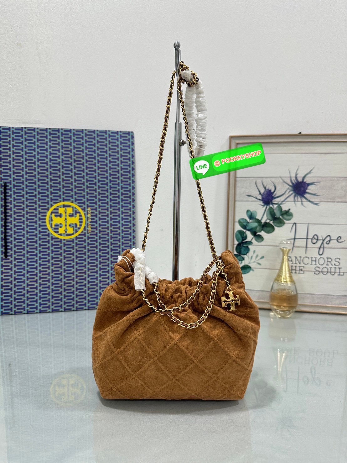 Tory Burch Fleming Drawstring Bag ผลิตจากหนังนิ่ม ตกแต่งด้วยลายไดมอนด์และสายโซ่